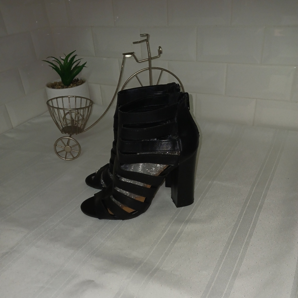 Bamboo Black Faux Leather Open Toed Sandals. Size 7